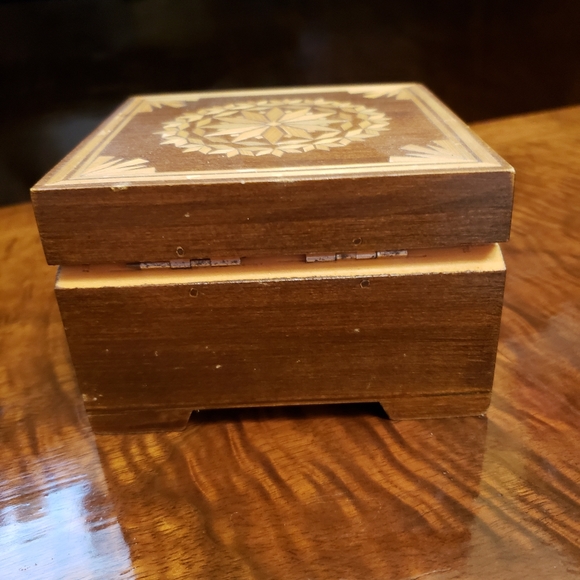 Vintage wood keepsake/treasure box - Picture 3 of 7